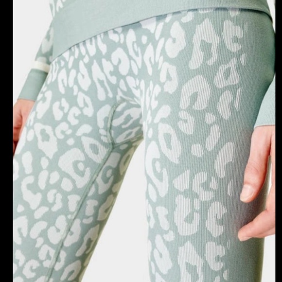 NWT Sweaty Betty Leopard Jacquard Base Layer Leggings in Blue Leopard Pa… - Picture 2 of 9